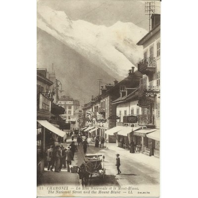 CPA: CHAMONIX , LA RUE NATIONALE,LE MONT-BLANC vers 1910.