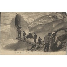 CPA: CHAMONIX . GROTTE DE GLACE AU GLACIER DES BOSSONS, ANIMEE. Années 1900.