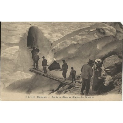 CPA: CHAMONIX . GROTTE DE GLACE AU GLACIER DES BOSSONS, ANIMEE. Années 1900.