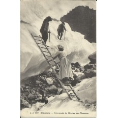 CPA: CHAMONIX . LA TRAVERSEE DU GLACIER DES BOSSONS. vers l'an 1910.