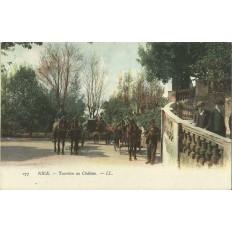 CPA: NICE, DES TOURISTES AU CHATEAU. Animée. Années 1900.