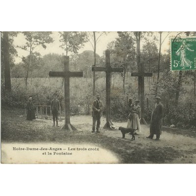 CPA: NOTRE-DAME-DES-ANGES. LES TROIS CROIX ET LA FONTAINE. ANIMEE.ANNEES 1920.