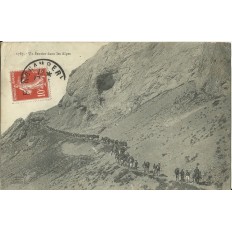 CPA: UN SENTIER DANS LES ALPES, ANIMEE (CHASSEURS ALPINS), Années 1900.