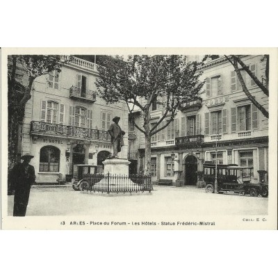 CPA: ARLES, PLACE DU FORUM, LES HOTELS, STATUE FREDERIC MISTRAL, vers 1910.