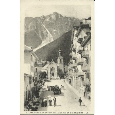 CPA: CHAMONIX, PLACE DE L'EGLISE ET LE BREVENT. ANIMEE. Années 1900.