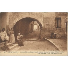 CPA: VENCE. Rue voutée et porte Renaissance, Années 1900