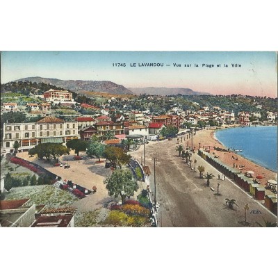 CPA: LE LAVANDOU, Vue sur la Plage et la Ville, Années 1920.