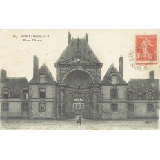 CPA - FONTAINEBLEAU - Place D'Armes - Années 1910