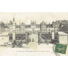 CPA - PALAIS DE FONTAINEBLEAU - La Cours Des Adieux. - Années 1920