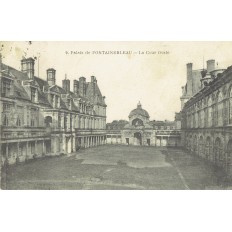 CPA - PALAIS DE FONTAINEBLEAU - La Cour Ovale - Années 1920