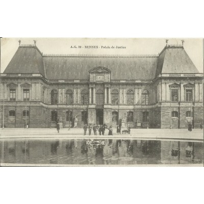 CPA: RENNES, AU PALAIS DE JUSTICE, vers 1910