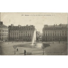 CPA: RENNES, PLACE DU PALAIS ET RUE BOURBON, vers 1900