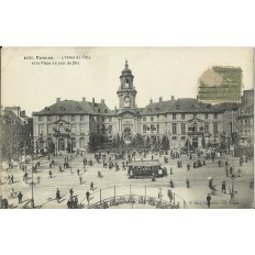 CPA: RENNES, PLACE DE L'HOTEL DE VILLE, JOUR DE FETE, vers 1910