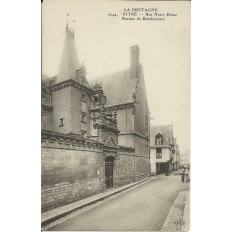 CPA: Vitré, Rue Notre-Dame, bureau de Bienfaisance, années 1900