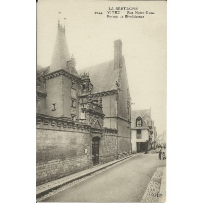 CPA: Vitré, Rue Notre-Dame, bureau de Bienfaisance, années 1900