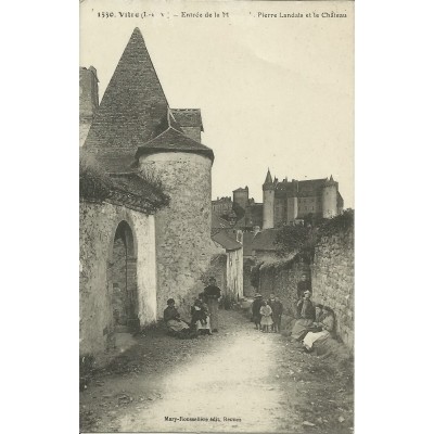 CPA: Vitré, Entrée de la Maison Pierre LANDAIS, Animée, années 1900