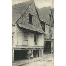 CPA: Vitré, LA RUE DE PARIS, Animée, années 1920