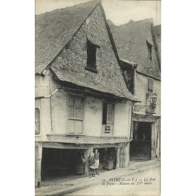 CPA: Vitré, LA RUE DE PARIS, Animée, années 1920