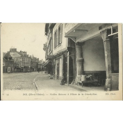 CPA: DOL, Vieilles Maisons à Piliers, Grande Rue, années 1900