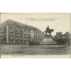 CPA: FOUGERES, La Crèche, Place Lariboisière, années 1910