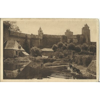 CPA: FOUGERES, La LESSIVE en bas des Tours, vers 1930