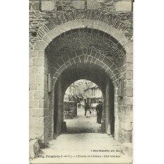 CPA: FOUGERES, L'Entrée du Chateau (Intérieur), vers 1910