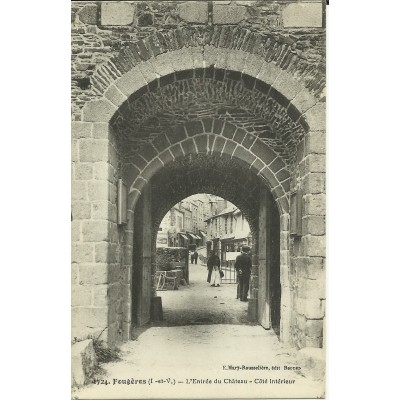 CPA: FOUGERES, L'Entrée du Chateau (Intérieur), vers 1910