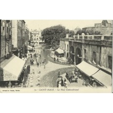 CPA: SAINT-MALO, La Place Chateaubriand, Animée, vers 1910