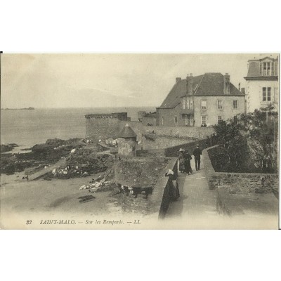 CPA: SAINT-MALO, SUR LES REMPARTS, 1910