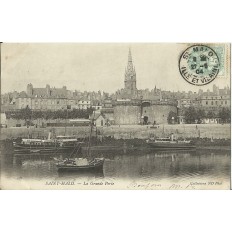 CPA: SAINT-MALO, LES BATEAUX devant LA GRANDE PORTE vers 1900