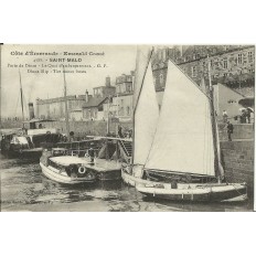 CPA: SAINT-MALO, Le QUAI d'Embarquement, Porte de Dinan, vers 1920