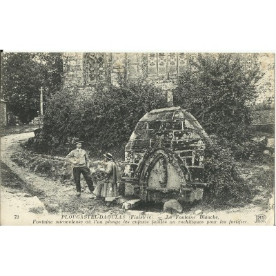 CPA: PLOUGASTEL-DAOULAS, la Fontaine Blanche, vers 1900