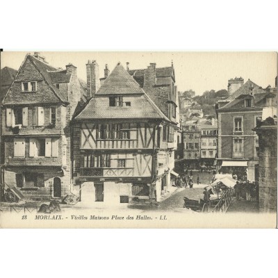 CPA: MORLAIX, Vieilles Maisons Place des Halles, Animée, vers 1910