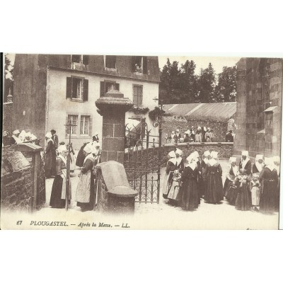 CPA: PLOUGASTEL, Après la Messe, Animée, vers 1900