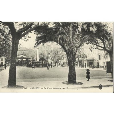 CPA: ANTIBES, la Place Nationale, Années 1900