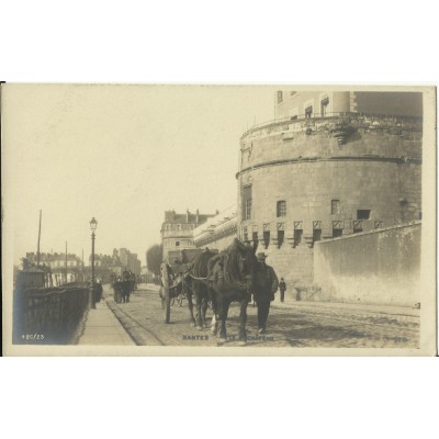 CPA: NANTES, CHARETTE DEVANT LE CHATEAU, vers 1900