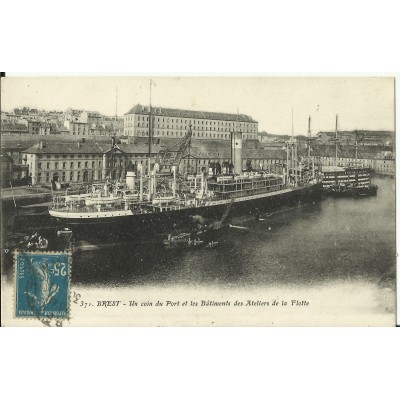 CPA: BREST, un Coin du Port, Batiments des Ateliers de la Flotte, vers 1910