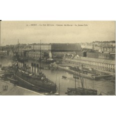 CPA: BREST, Port Militaire, Caserne des Marins, La Jeanne d'Arc, vers 1915