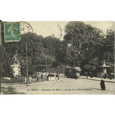 CPA: BREST, Monument des Morts et Avancée de la Place des Portes, vers 1920