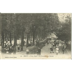 CPA: BREST, ENFANTS SUR LE COURS DAJOT, vers 1900