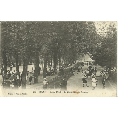 CPA: BREST, ENFANTS SUR LE COURS DAJOT, vers 1900