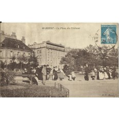 CPA: BREST, Sur la Place du Chateau, vers 1920