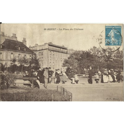 CPA: BREST, Sur la Place du Chateau, vers 1920