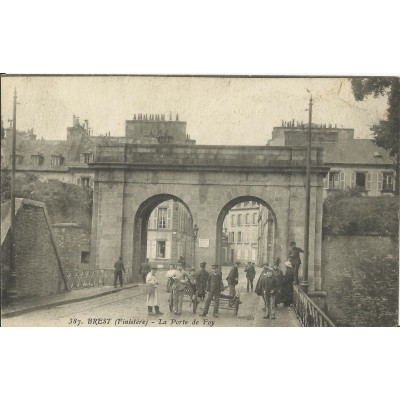 CPA: BREST, JEUNES HOMMES PORTE DE FOY, vers 1920