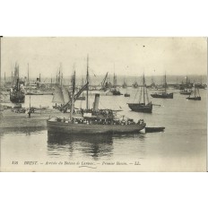 CPA: BREST, Arrivée du Bateau de Lanveac, Premier Bassin, vers 1910