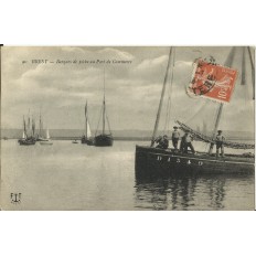 CPA: BREST, Barques et pecheurs au Port de Commerce, vers 1910