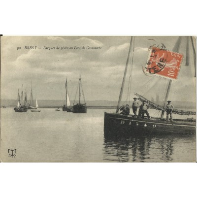 CPA: BREST, Barques et pecheurs au Port de Commerce, vers 1910