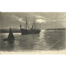 CPA: BREST, Un bateau Marchand entrant dans le Port, vers 1900