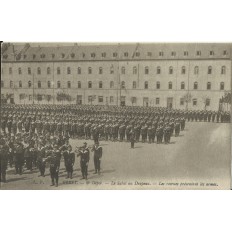 CPA: BREST, 2e Dépot, Le Salut au Drapeau, vers 1910