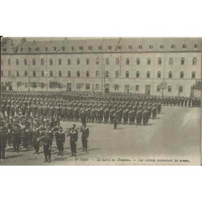 CPA: BREST, 2e Dépot, Le Salut au Drapeau, vers 1910